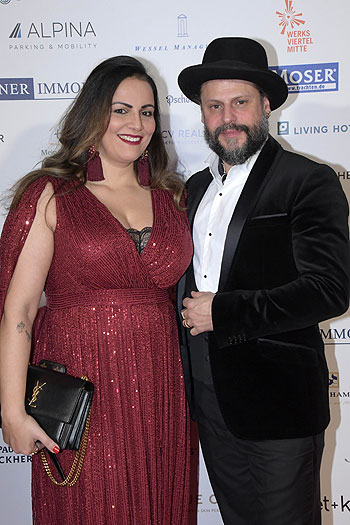 Manuel Cortez mit Frau Saina auf dem CSU Schwarz-Weiss Ball M&uuml;nchner G'Schichten im Festsaal des Paulaner am Nockherberg am 25.01.2024 (&copy;Foto: Ingrid Grossmann) 